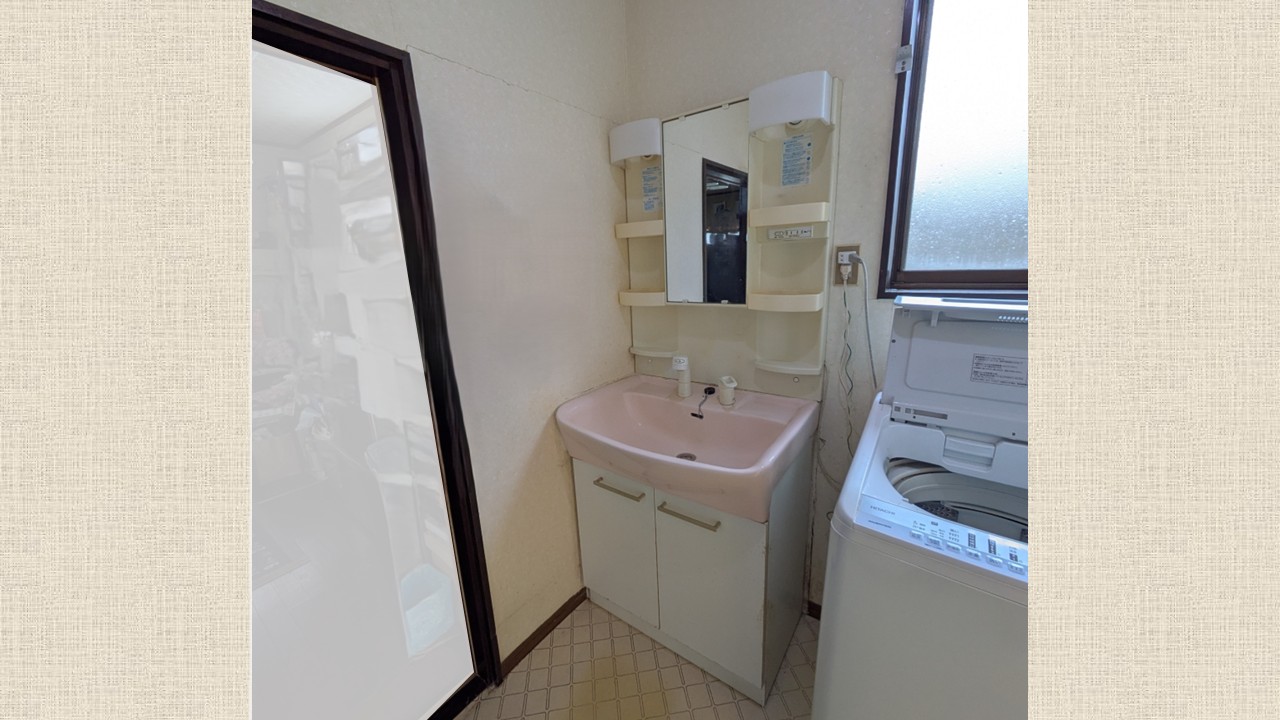 施工前：収納が少ない洗面台