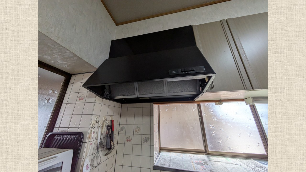 施工前：お掃除が面倒なレンジフード