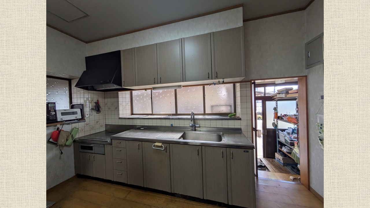 施工前：開き扉の収納