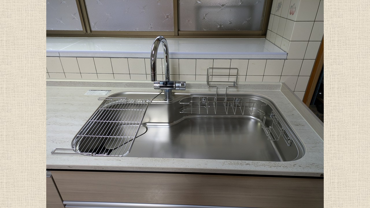 施工後：皿洗いの水流でごみがまとまるシンク