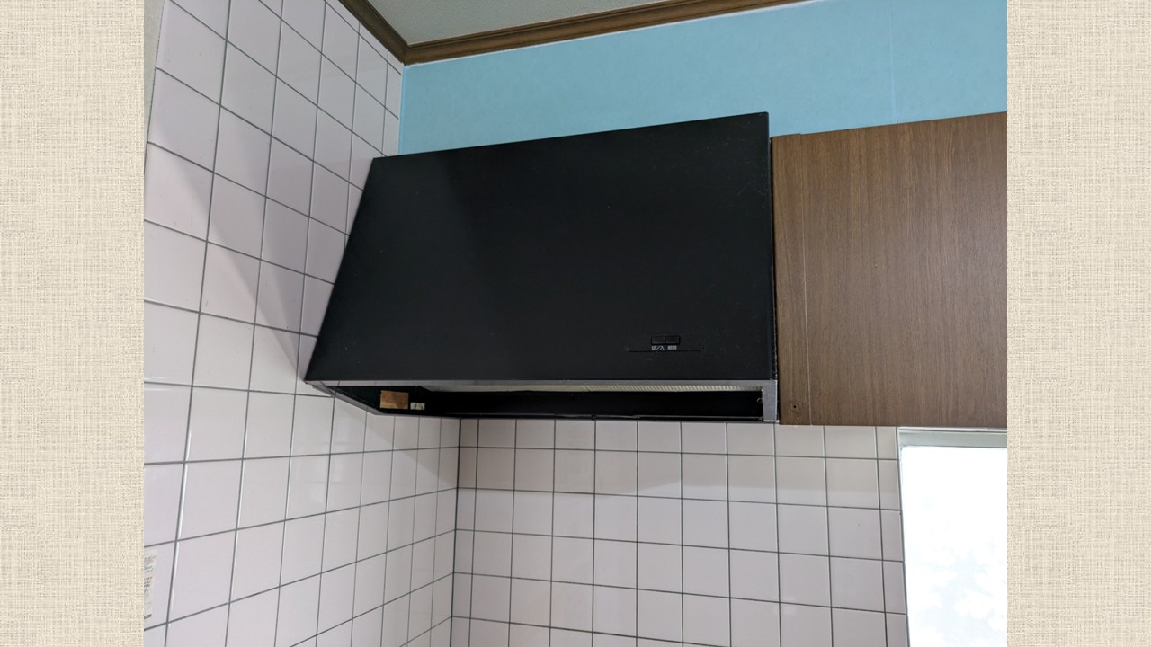 施工前：お手入れの手間がかかるレンジフード