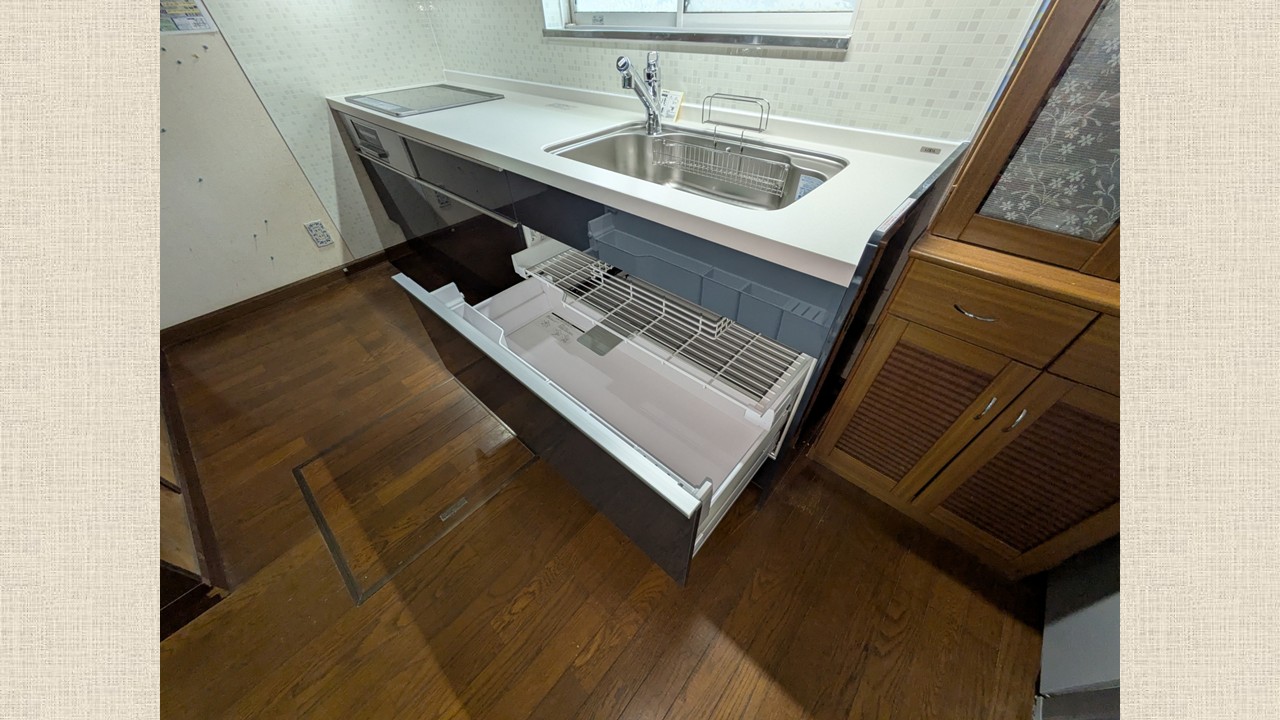 施工後シンク下は２段にし、手前側にはポケットを付けました