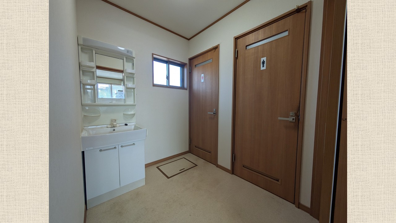 施工前：洗面台ボウルが小さく、水ハネが気になりました