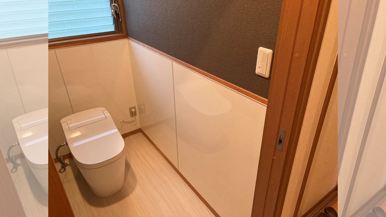 施工後：トイレの横と後ろはパネル貼りにしてお手入れラクラク！