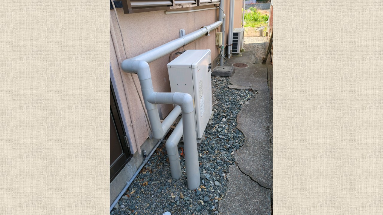 施工前：従来型の石油給湯器。