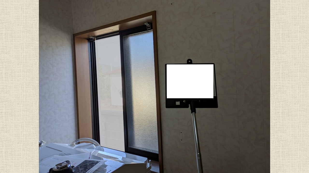 施工前：冬の寒さが気になる脱衣所の窓
