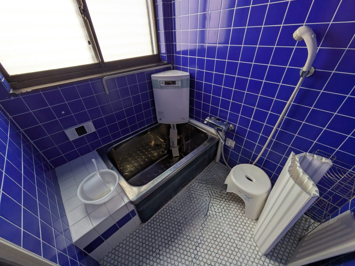 施工前：ブルーのタイルで冷たい印象の0.75坪の窓付お風呂