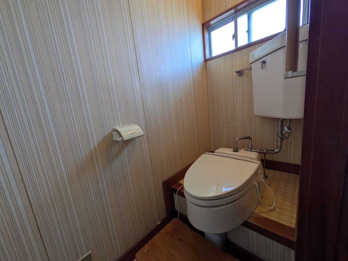 施工後：和式トイレに洋式カバーを付けていました